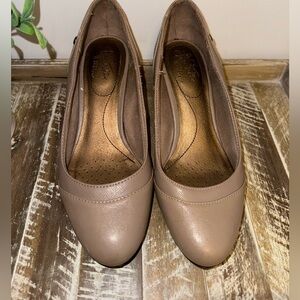 LifeStride DREAMS ALMOND TOE WEDGE PUMPS - BEIGE NADREAMS, color Stone, size 7